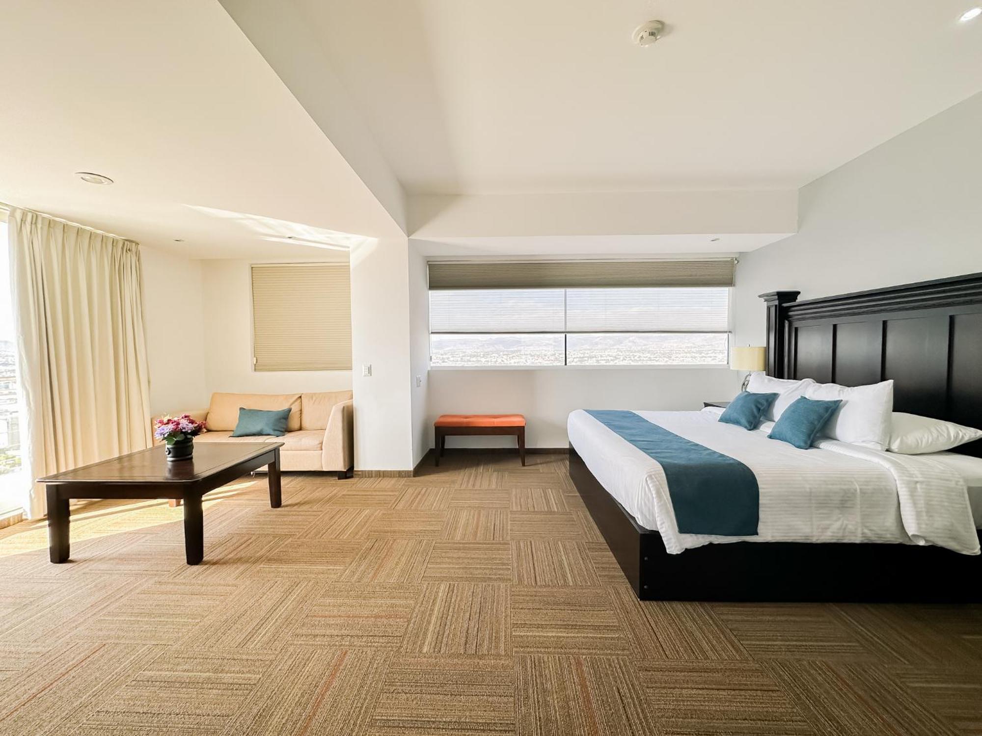 Hotel Stadium Leon Ngoại thất bức ảnh Suite at the hotel