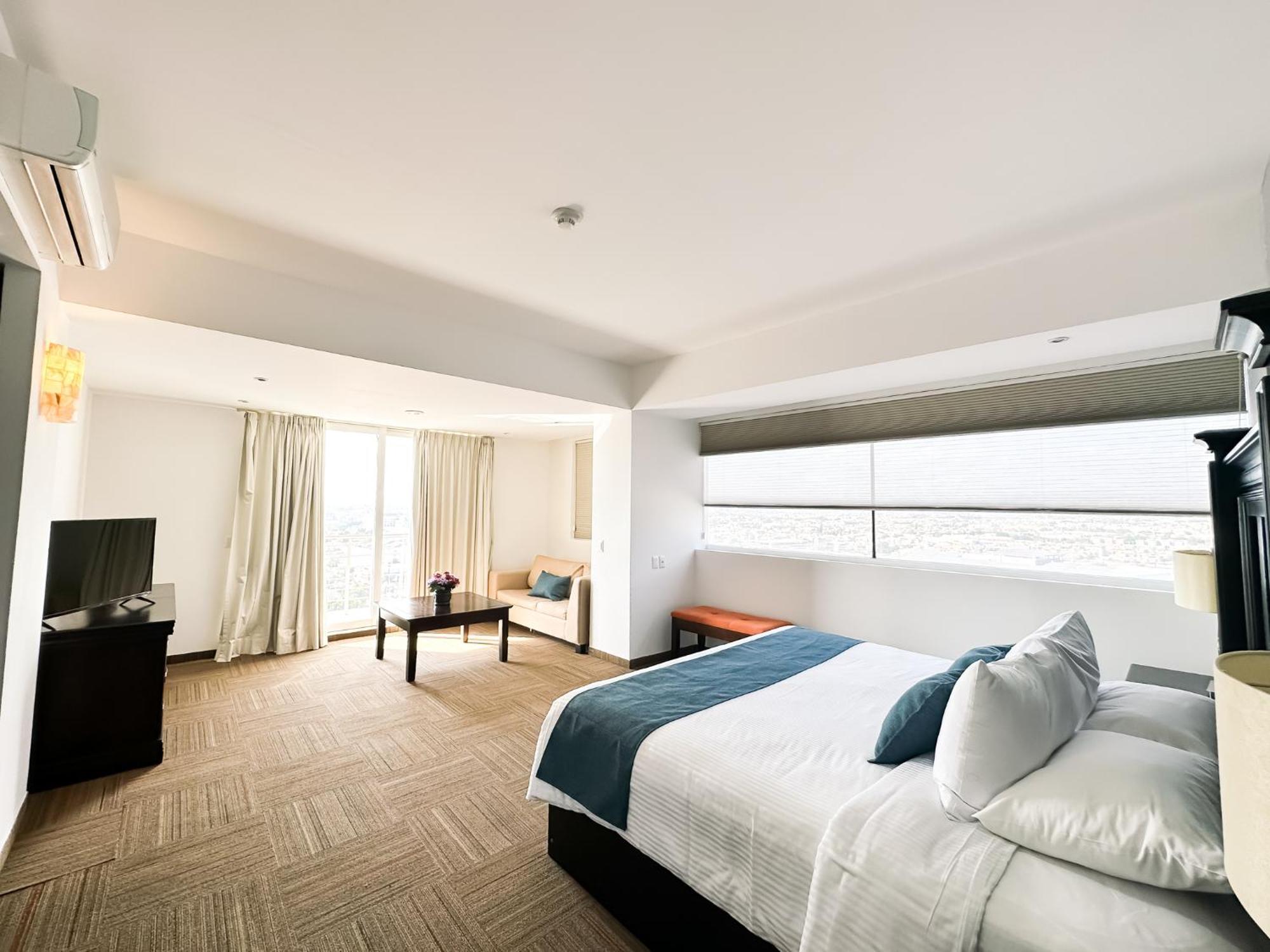 Hotel Stadium Leon Ngoại thất bức ảnh A room at the hotel